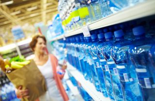 Tutti i costi della plastica: una spesa inutile per aziende e consumatori