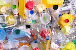 Plastica: quanto ci costa produrla e smaltirla?